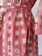 Cargar imagen en el visor de la galería, 1940s - Dramatic Collar Atomic Pink Cotton Dress - W32 (82cm)