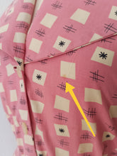 Cargar imagen en el visor de la galería, 1940s - Dramatic Collar Atomic Pink Cotton Dress - W32 (82cm)