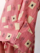 Cargar imagen en el visor de la galería, 1940s - Dramatic Collar Atomic Pink Cotton Dress - W32 (82cm)