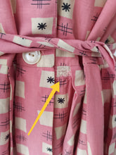 Cargar imagen en el visor de la galería, 1940s - Dramatic Collar Atomic Pink Cotton Dress - W32 (82cm)