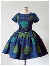 Charger l'image dans la galerie, 1950s - G & W - Stunning Textured Roses Cotton Dress - W29 (74cm)