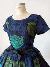 Charger l'image dans la galerie, 1950s - G & W - Stunning Textured Roses Cotton Dress - W29 (74cm)