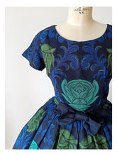 Charger l'image dans la galerie, 1950s - G & W - Stunning Textured Roses Cotton Dress - W29 (74cm)