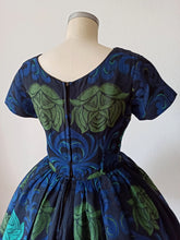 Charger l'image dans la galerie, 1950s - G & W - Stunning Textured Roses Cotton Dress - W29 (74cm)