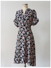Charger l'image dans la galerie, 1940s - Stunning Black Floral Cokd Rayon Silk Dress - W34 (86cm)
