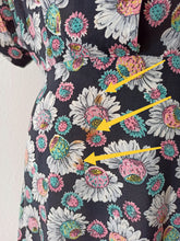 Charger l'image dans la galerie, 1940s - Stunning Black Floral Cokd Rayon Silk Dress - W34 (86cm)