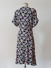 Charger l'image dans la galerie, 1940s - Stunning Black Floral Cokd Rayon Silk Dress - W34 (86cm)