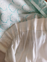 Laden Sie das Bild in den Galerie-Viewer, 1950s 1960s - SUSANNE ERICHSEN - Adorable Turquoise Roses Dress - W26 (66cm)