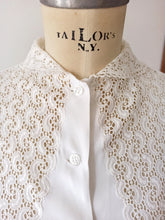 Cargar imagen en el visor de la galería, 1950s - Adorable White Rayon Blouse - W34.5 (88cm)