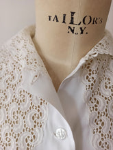 Cargar imagen en el visor de la galería, 1950s - Adorable White Rayon Blouse - W34.5 (88cm)