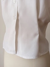 Cargar imagen en el visor de la galería, 1950s - Adorable White Rayon Blouse - W34.5 (88cm)