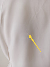 Cargar imagen en el visor de la galería, 1950s - Adorable White Rayon Blouse - W34.5 (88cm)