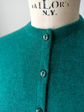 Laden Sie das Bild in den Galerie-Viewer, 1950s - BALLANTYNE, Scotland - Green Cashmere Cardigan - Sz 38