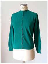 Laden Sie das Bild in den Galerie-Viewer, 1950s - BALLANTYNE, Scotland - Green Cashmere Cardigan - Sz 38