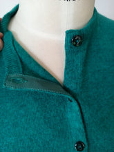 Laden Sie das Bild in den Galerie-Viewer, 1950s - BALLANTYNE, Scotland - Green Cashmere Cardigan - Sz 38