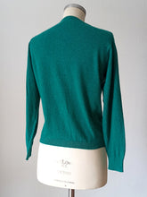 Laden Sie das Bild in den Galerie-Viewer, 1950s - BALLANTYNE, Scotland - Green Cashmere Cardigan - Sz 38