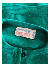 Laden Sie das Bild in den Galerie-Viewer, 1950s - BALLANTYNE, Scotland - Green Cashmere Cardigan - Sz 38