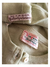 Cargar imagen en el visor de la galería, 1950s - BALLANTYNE, Scotland - Seagulls Green Cashmere Cardigan - Sz 38