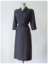 Laden Sie das Bild in den Galerie-Viewer, 1940s - FRANCE - Superb Atomic Print Cotton Dress - W33 (84cm)