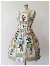 Charger l'image dans la galerie, 1950s - Adorable Green Roseprint Cotton Dress - W27 (68cm)