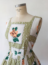 Charger l'image dans la galerie, 1950s - Adorable Green Roseprint Cotton Dress - W27 (68cm)