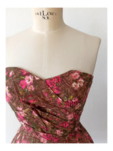 Charger l'image dans la galerie, 1950s - Gorgeous Strapless Floral Cotton Dress - W26 (66cm)