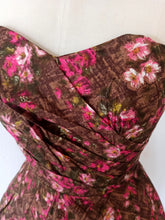 Charger l'image dans la galerie, 1950s - Gorgeous Strapless Floral Cotton Dress - W26 (66cm)