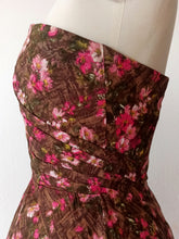 Charger l'image dans la galerie, 1950s - Gorgeous Strapless Floral Cotton Dress - W26 (66cm)