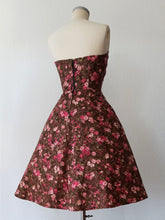 Charger l'image dans la galerie, 1950s - Gorgeous Strapless Floral Cotton Dress - W26 (66cm)