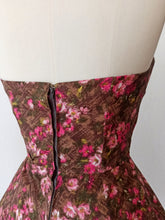 Charger l'image dans la galerie, 1950s - Gorgeous Strapless Floral Cotton Dress - W26 (66cm)