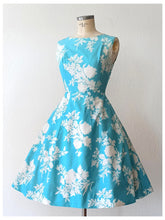 Charger l'image dans la galerie, 1950s - Stunning Blue Floral Cotton Dress - W26 (66cm)