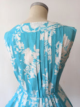 Charger l'image dans la galerie, 1950s - Stunning Blue Floral Cotton Dress - W26 (66cm)