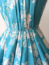 Charger l'image dans la galerie, 1950s - Stunning Blue Floral Cotton Dress - W26 (66cm)