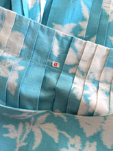Charger l'image dans la galerie, 1950s - Stunning Blue Floral Cotton Dress - W26 (66cm)