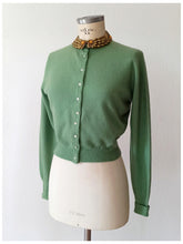 Cargar imagen en el visor de la galería, 1950s - DALTON, USA - Exquisite Green Cashmere Cardigan - Sz S/M