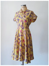 Cargar imagen en el visor de la galería, 1940s - Stunning Yellow Floral Dress - W26 (66cm)