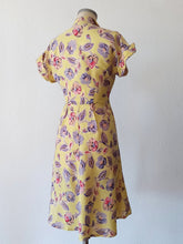 Cargar imagen en el visor de la galería, 1940s - Stunning Yellow Floral Dress - W26 (66cm)
