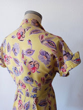 Cargar imagen en el visor de la galería, 1940s - Stunning Yellow Floral Dress - W26 (66cm)