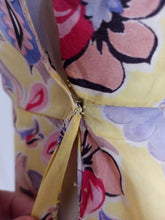 Cargar imagen en el visor de la galería, 1940s - Stunning Yellow Floral Dress - W26 (66cm)