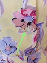 Cargar imagen en el visor de la galería, 1940s - Stunning Yellow Floral Dress - W26 (66cm)