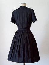 Cargar imagen en el visor de la galería, 1950s 1960s - Superb Solid Black Pleated Dress - W31 (78cm)