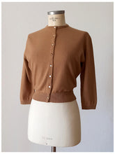 Laden Sie das Bild in den Galerie-Viewer, 1950s - HADLEY CASHMERE, USA - Brown Cashmere Cardigan - Sz 38