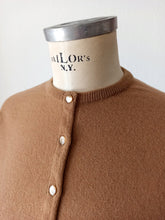 Laden Sie das Bild in den Galerie-Viewer, 1950s - HADLEY CASHMERE, USA - Brown Cashmere Cardigan - Sz 38