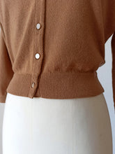 Laden Sie das Bild in den Galerie-Viewer, 1950s - HADLEY CASHMERE, USA - Brown Cashmere Cardigan - Sz 38