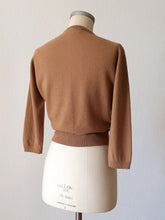 Laden Sie das Bild in den Galerie-Viewer, 1950s - HADLEY CASHMERE, USA - Brown Cashmere Cardigan - Sz 38