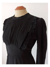Cargar imagen en el visor de la galería, 1930s - Stunning Art Deco Black Rayon Crepe Dress - W28.5 (72cm)