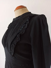 Cargar imagen en el visor de la galería, 1930s - Stunning Art Deco Black Rayon Crepe Dress - W28.5 (72cm)