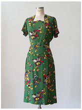 Charger l'image dans la galerie, 1940s - BELGIUM - Spectacular Green Abstract Rayon Dress - W29 (74cm)