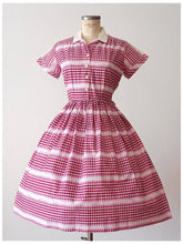 Laden Sie das Bild in den Galerie-Viewer, 1950s - SCHOOL FASHIONS, UK - UNWORN- Gorgeous Cotton Dress - W29 (74cm)