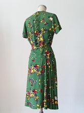 Charger l'image dans la galerie, 1940s - BELGIUM - Spectacular Green Abstract Rayon Dress - W29 (74cm)